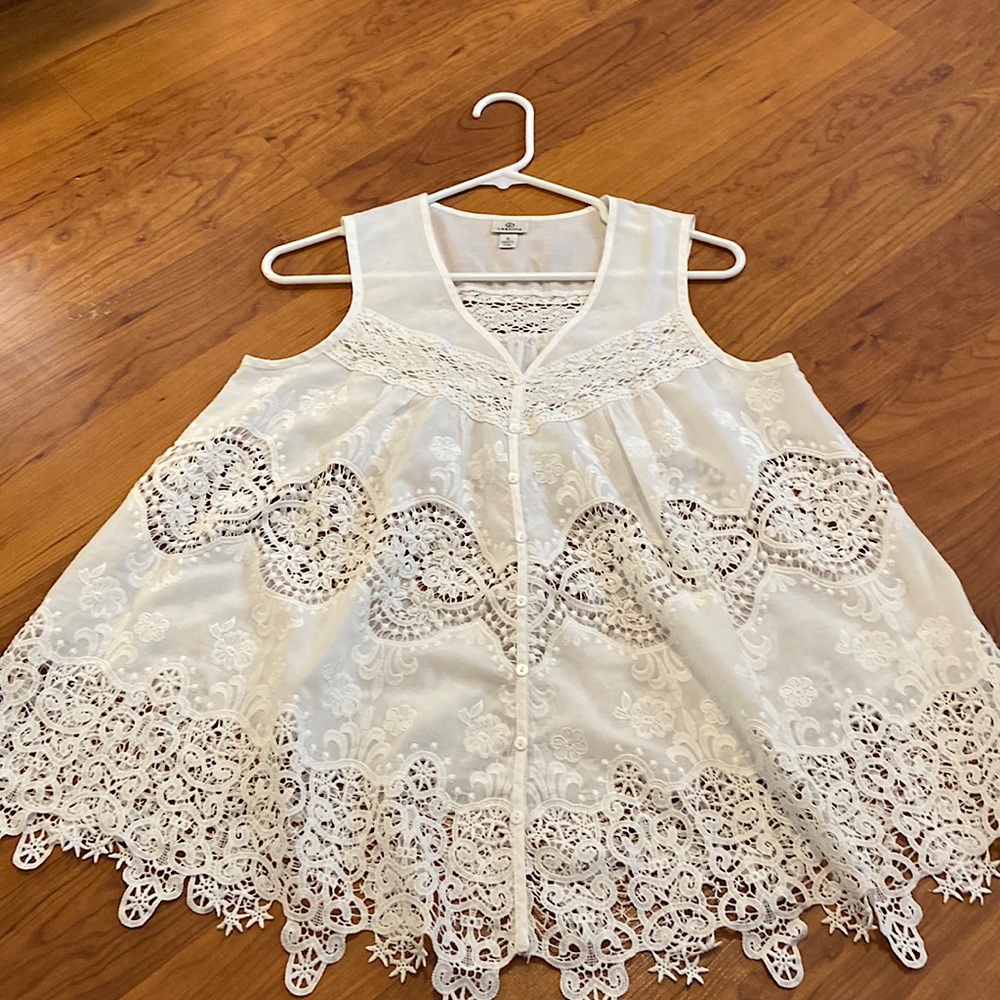 This is a beautifully styled lace tank top from Versina! Size: S. Color: White